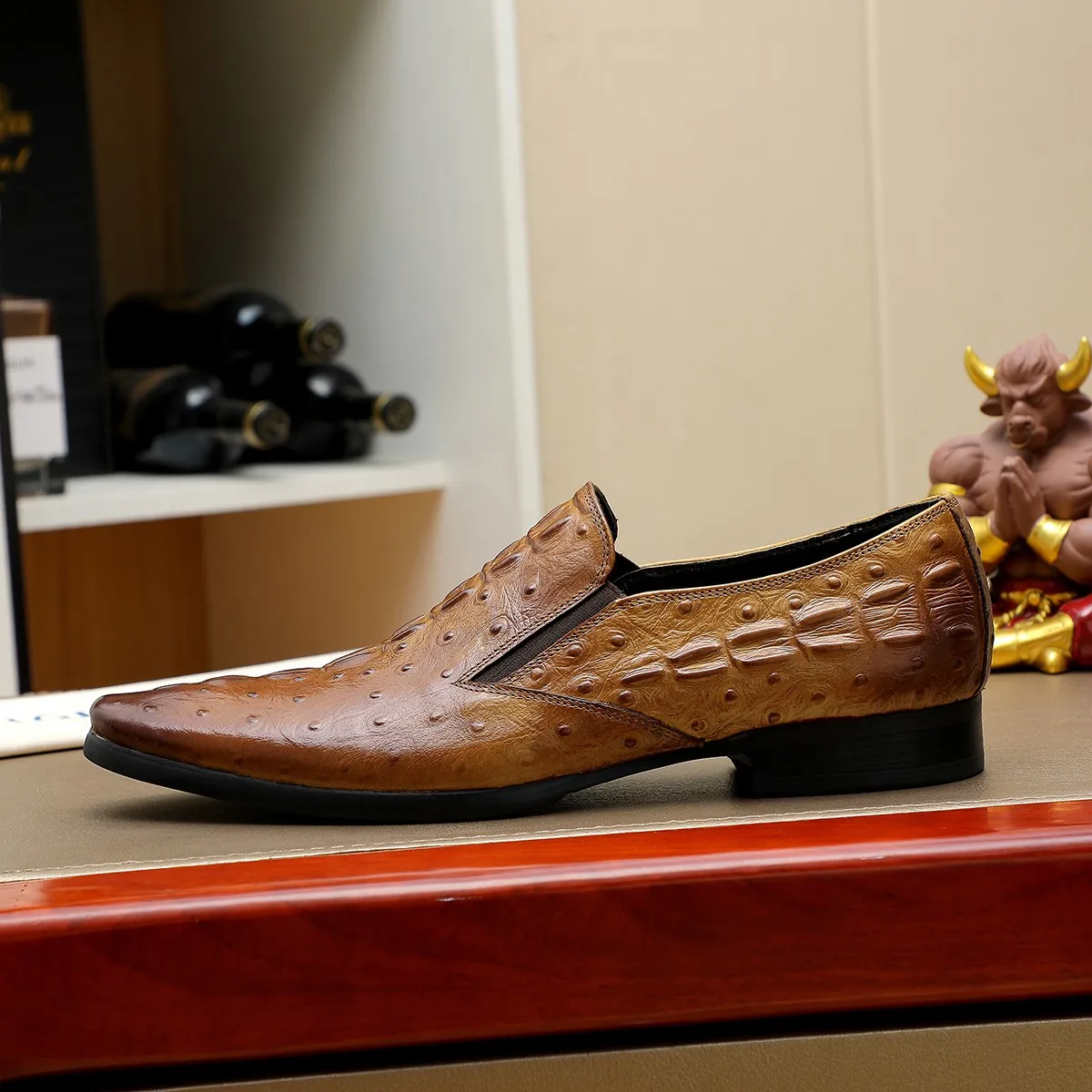 Men's shoes 💰540 💰 Louis Vuitton LV ® Autumn and Winter 🆕 models 🔛Full shoe counter First layer cowhide, 🐂leather lining casual shoes for men, super soft outsole, essential for driving. Counter synchronized original first layer cowhide completely 1:1 mold customization 🌹Top version, 2 colors optional! Number: 38-45 (37.46. Customized)